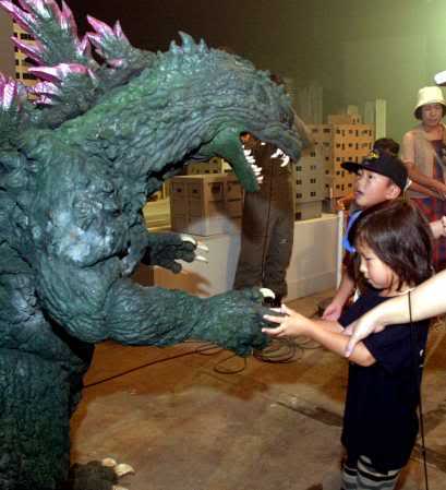 File:Behind Godzilla 2000 2.jpg