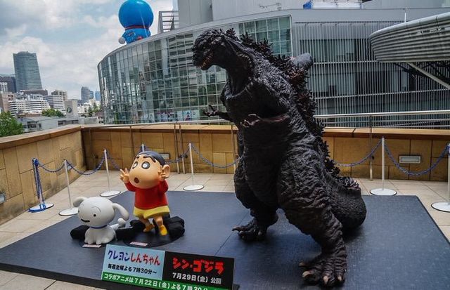 File:Shin can vs Godzilla statue.jpeg