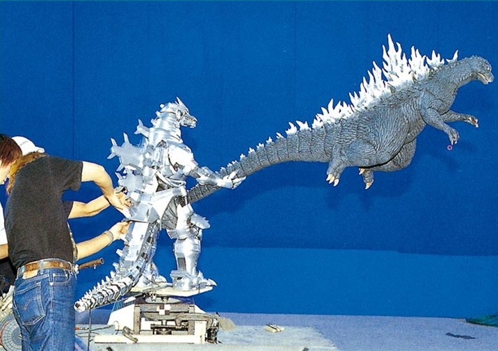 File:1-2 Kiryu and Godzilla swing.jpg