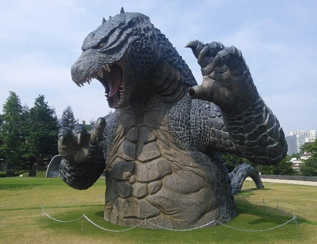 File:LegendaryGoji Statue in Midtown Park Tokyo Japan 1.jpg